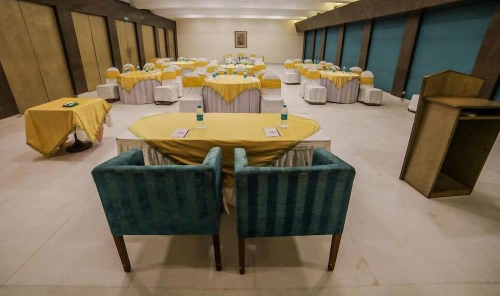 V Sarovar Portico Mi Road होटल 4*