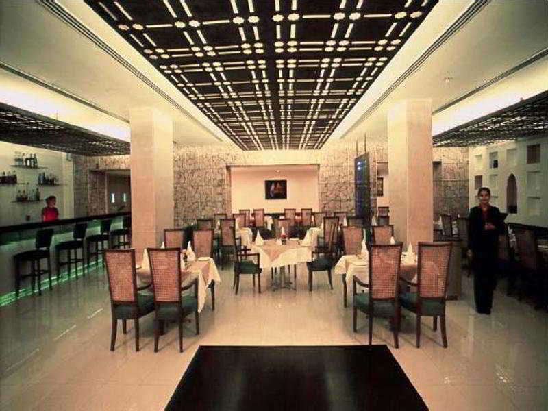 V Sarovar Portico Mi Road होटल