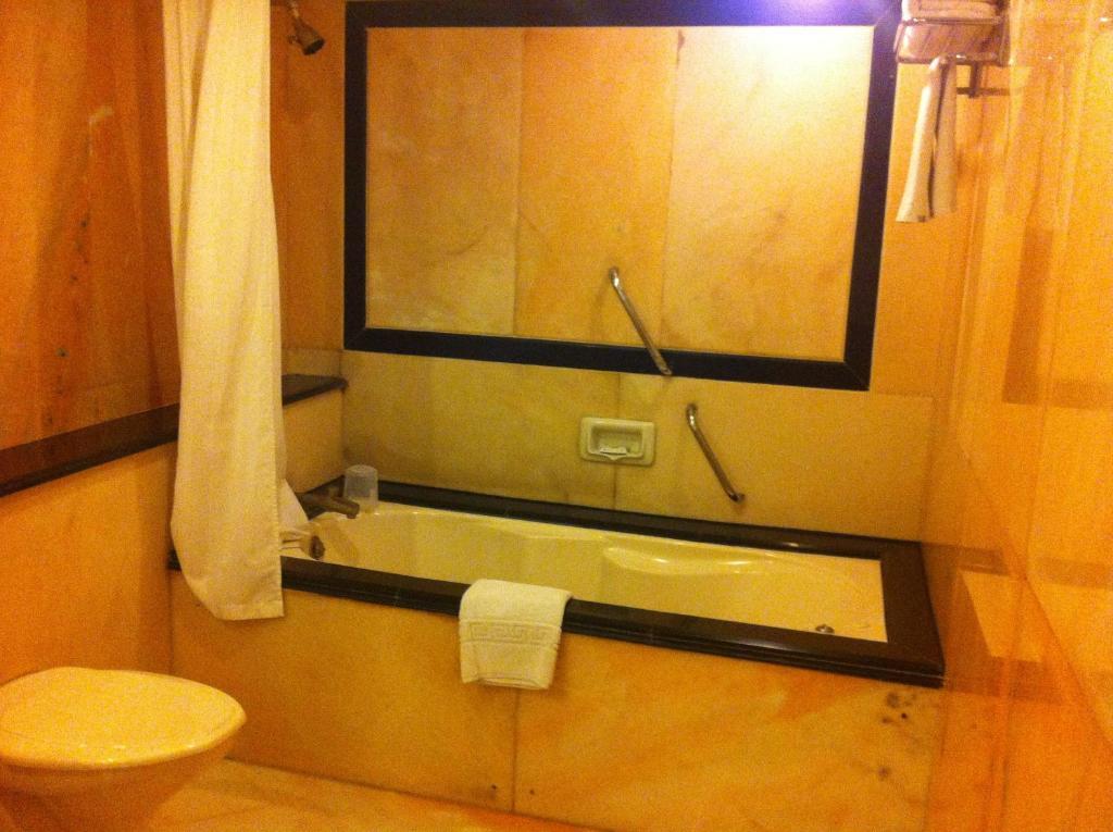 होटल V Sarovar Portico Mi Road 4*