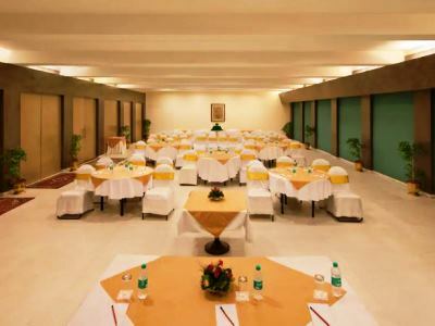 V Sarovar Portico Mi Road होटल 4*